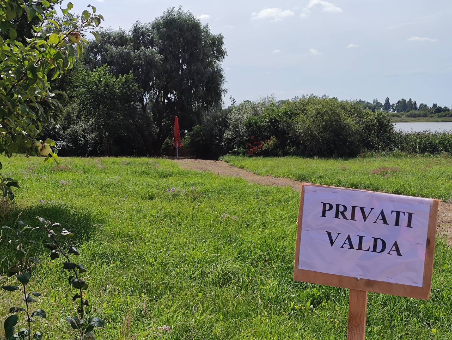 Ivoniškio ežero pakrantė tapo privačia valda.